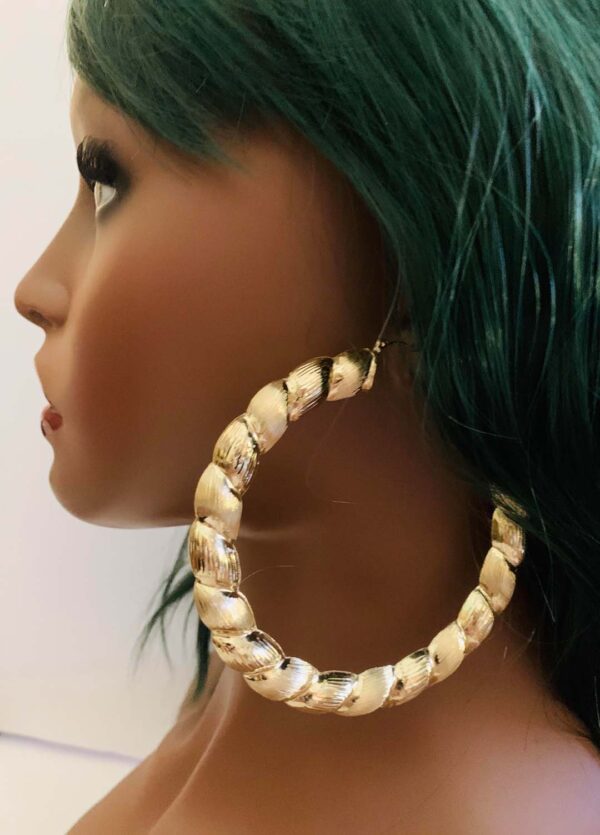 10K Large Hoop, Satin finish, twist style. - Image 3