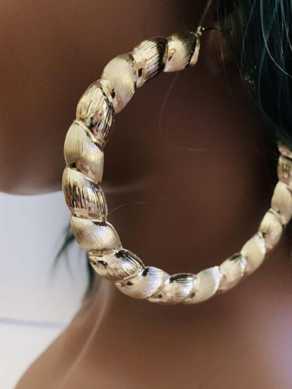 10K Large Hoop, Satin finish, twist style. - Image 2